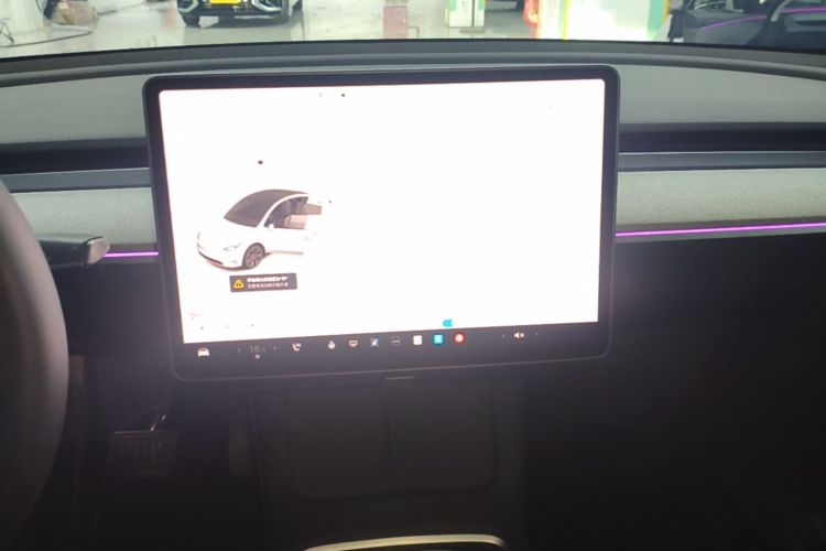 Tesla Model Y 2024 car image #13