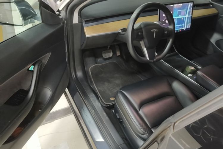 Tesla Model 3 2020 car image #16