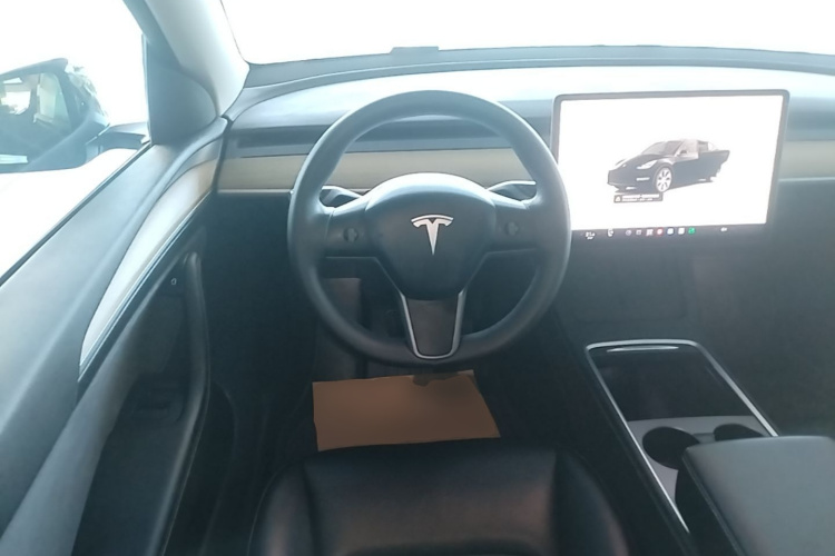 Tesla Model Y 2023 car image #11
