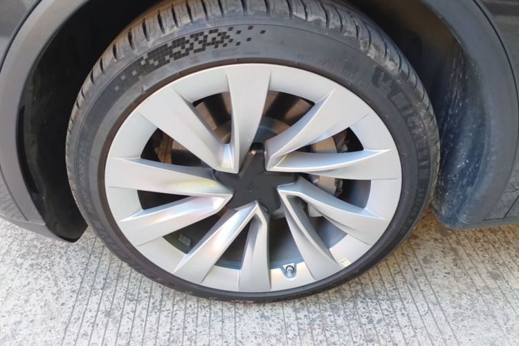 Tesla Model Y 2025 car image #9