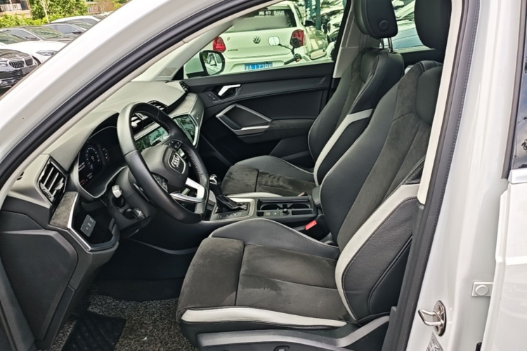 Audi Q3 2020 car image #15