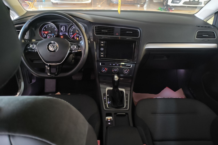 Volkswagen Golf 2019 car image #10