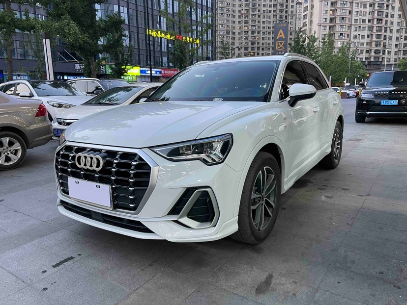 Audi Q3 2023 immagine di auto 