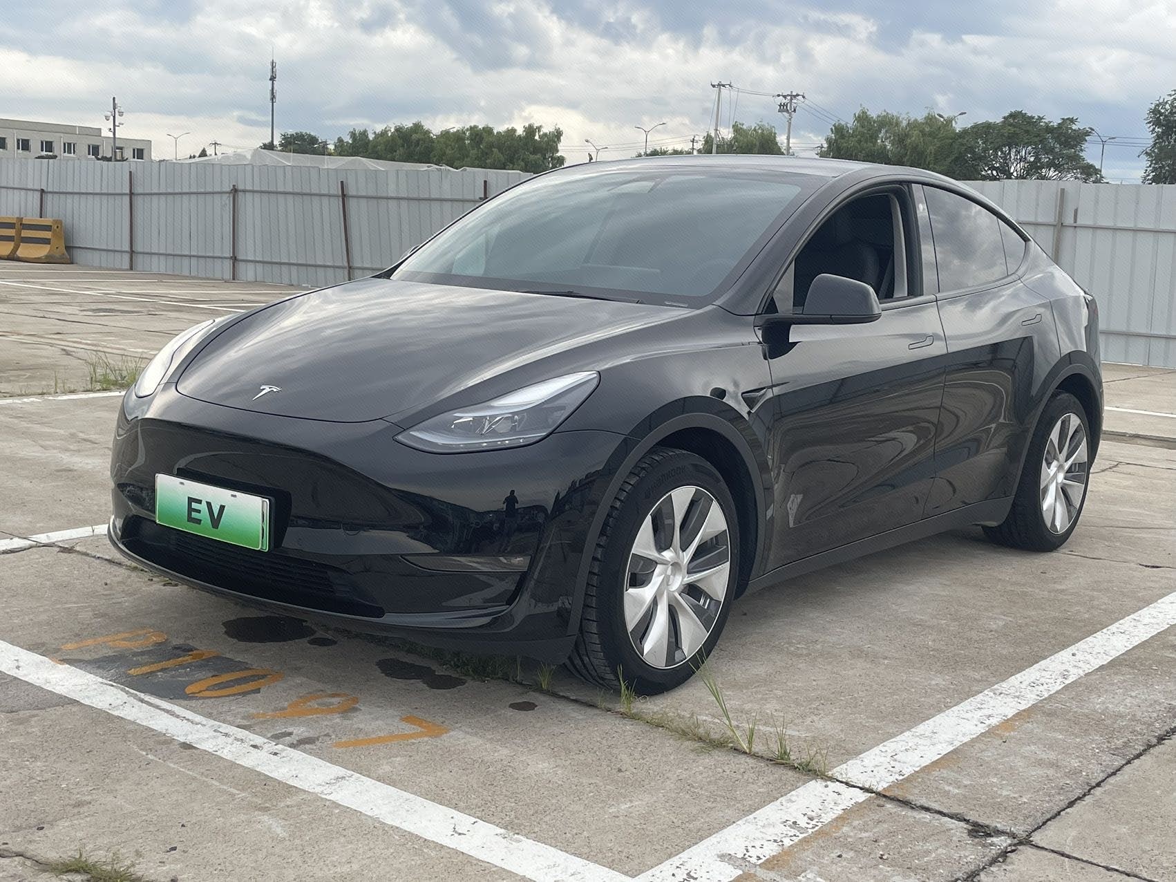 Tesla Model Y 2023 car image 
