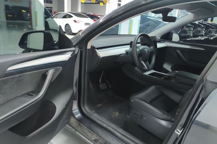 Tesla Model Y 2024 immagine di auto #16