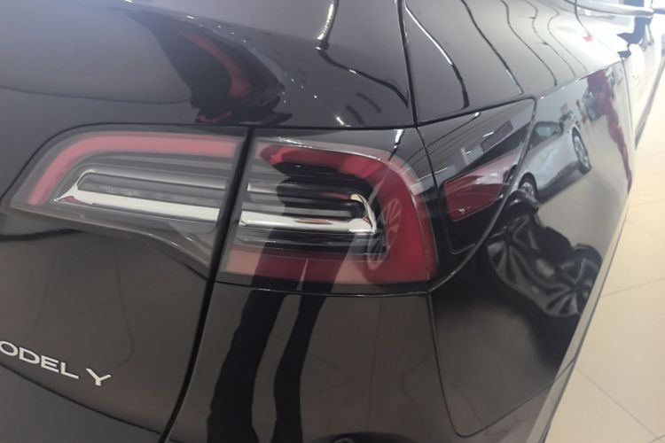 Tesla Model Y 2023 immagine di auto #8
