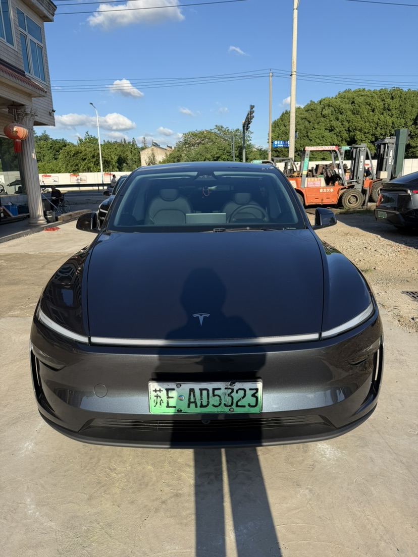 Tesla Model Y 2025 #2 Tesla Model Y 2025 car image #2