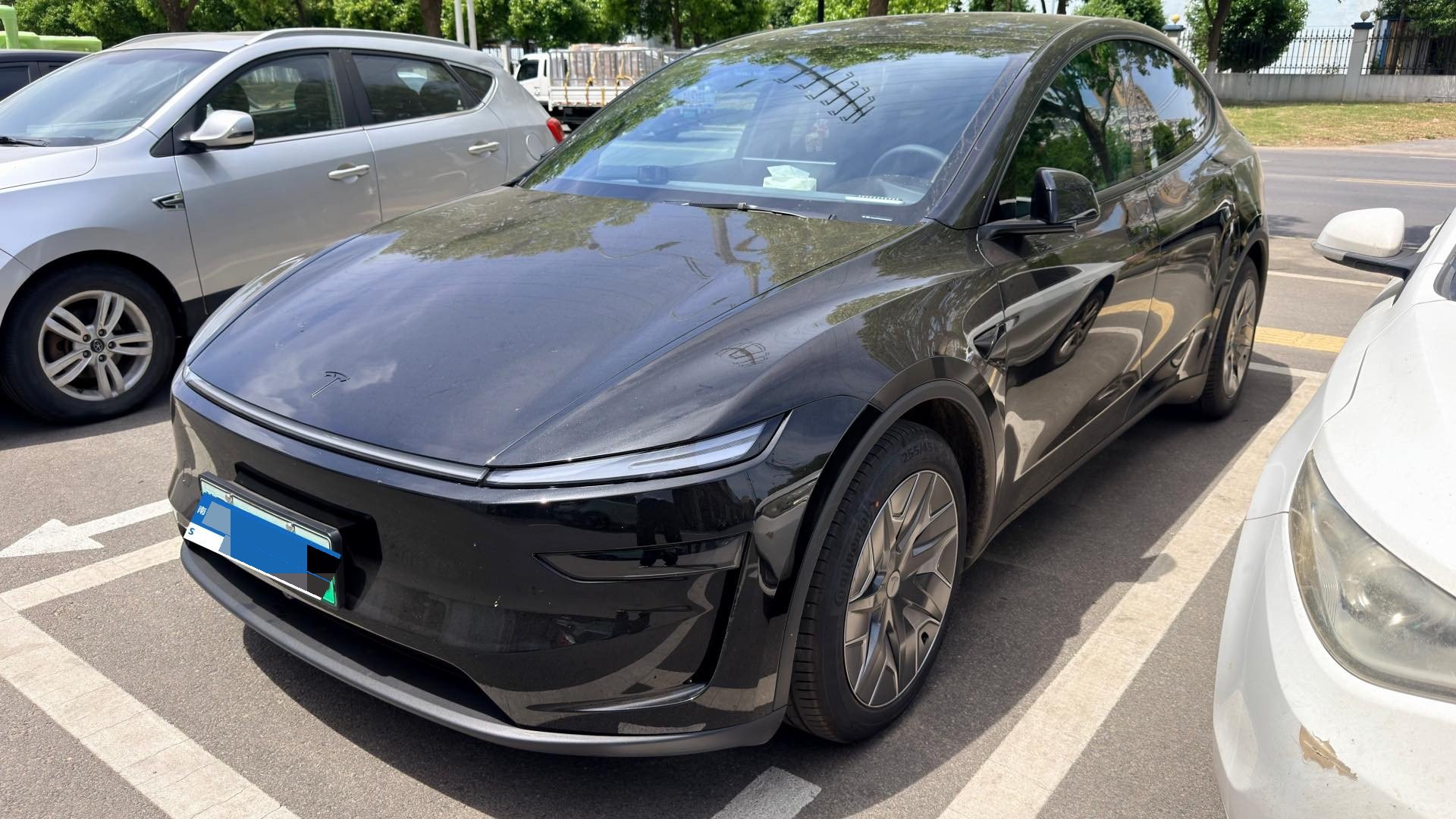Tesla Model Y L 2026 Tesla Model Y L 2026 car image