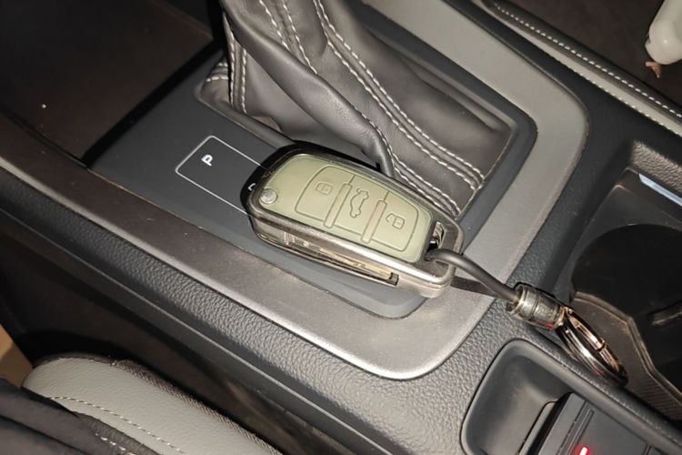 Audi Q3 2020 car image #9