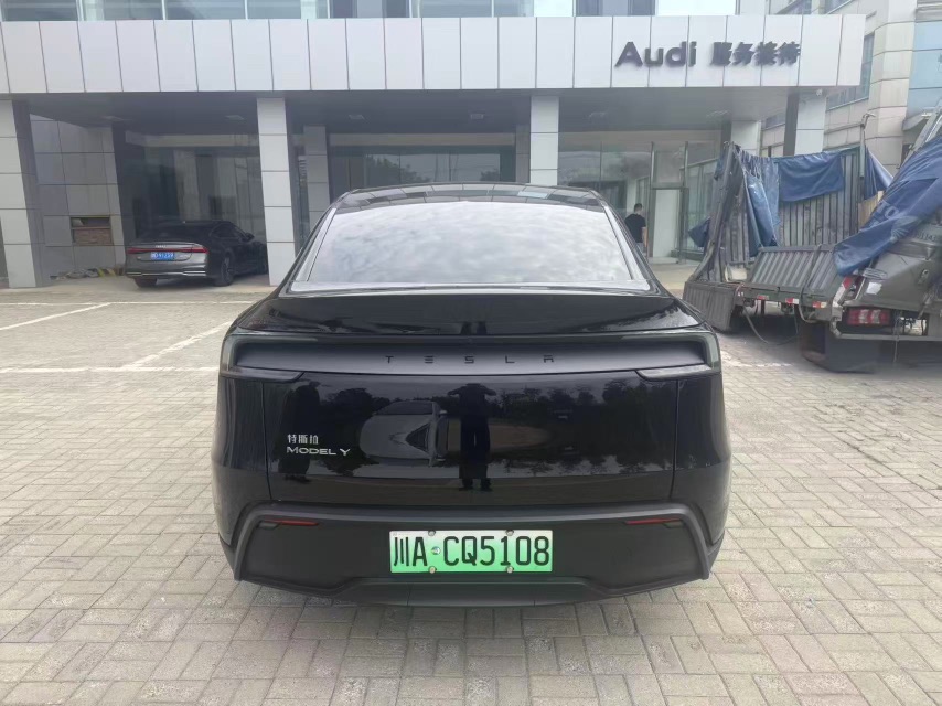 Tesla Model Y 2025 #5 Tesla Model Y 2025 car image #5