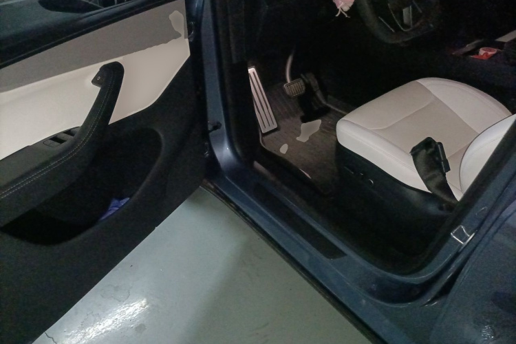 Tesla Model Y 2025 car image #9