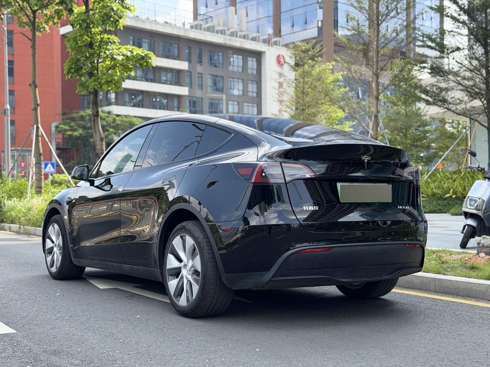 Tesla Model Y 2023 car image #4