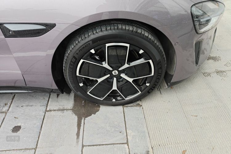 MI SU7 2024 immagine di auto #9