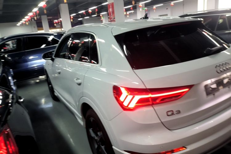 Audi Q3 2021 car image #5