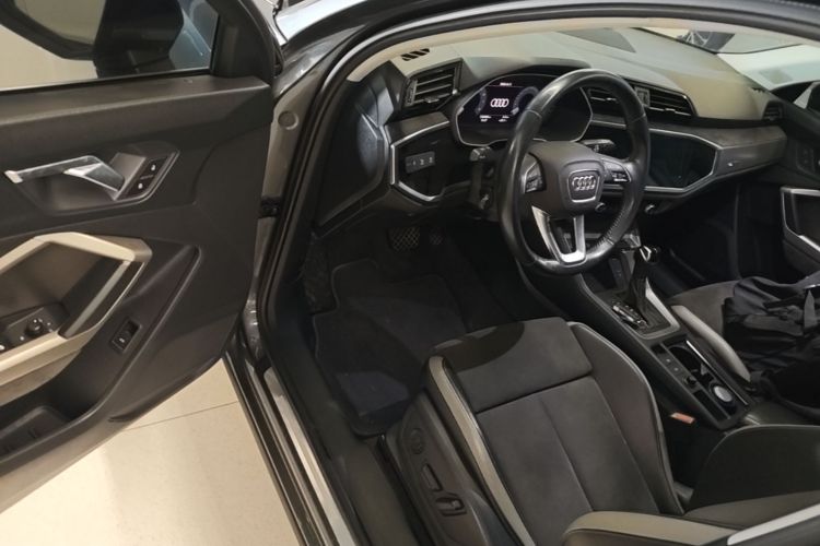 Audi Q3 2021 car image #16