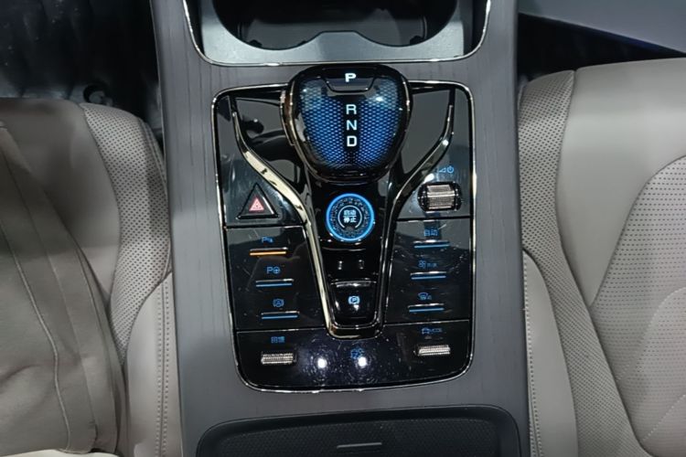 BYD Han 2024 car image #18