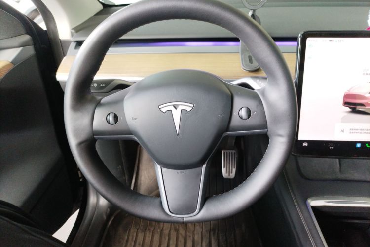 Tesla Model Y 2023 car image #11