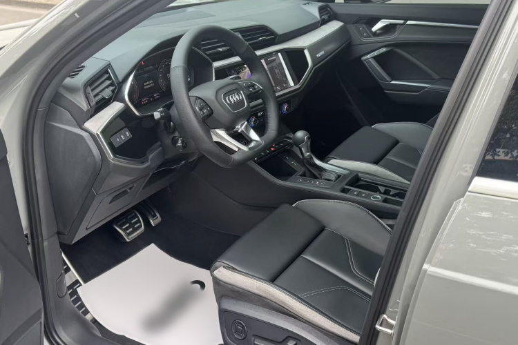 Audi Q3 2024 car image #9