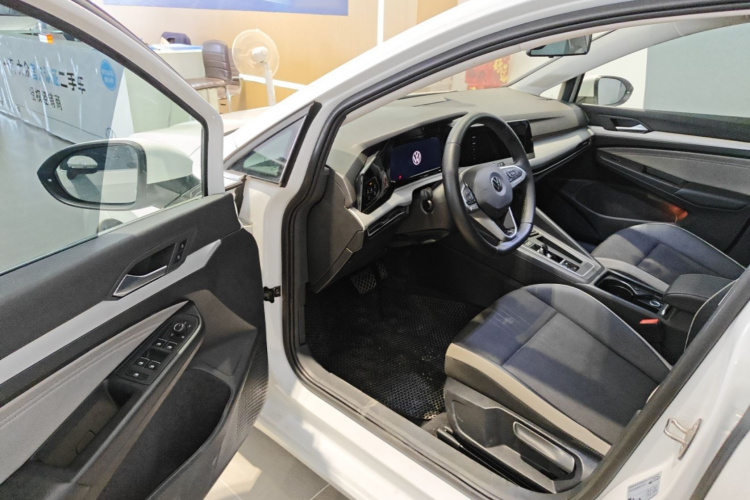 Volkswagen Golf 2024 car image #16
