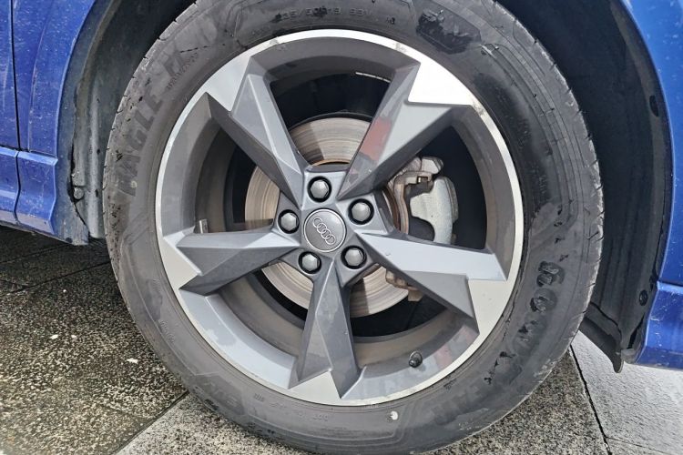 Audi Q3 2020 car image #6
