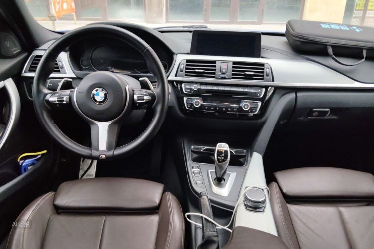 BMW 3 Series 2019 car image #11