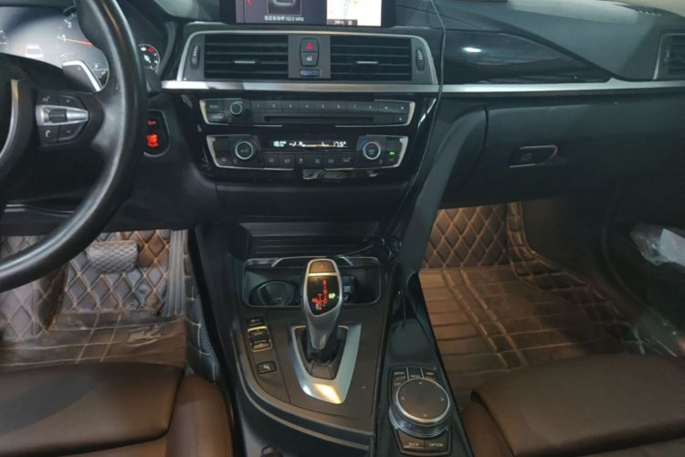 BMW 3 Series 2018 car image #13