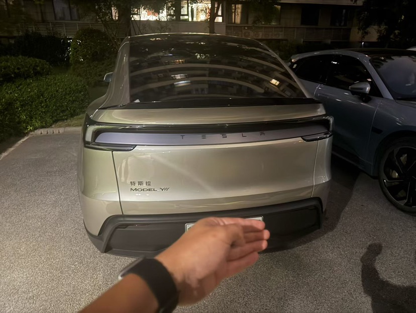 Tesla Model Y L 2026 #2 Tesla Model Y L 2026 car image #2