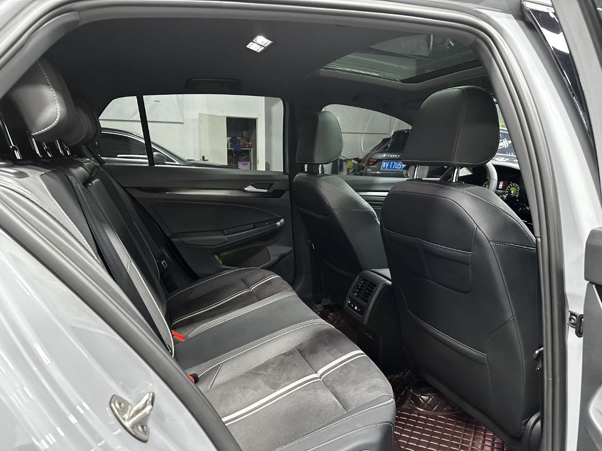 Volkswagen Golf 2023 car image #6