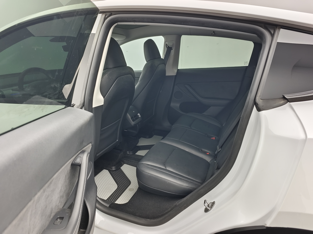Tesla Model Y 2023 صورة سيارة #6