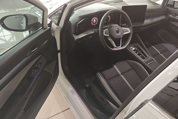 Volkswagen Golf 2025 car image #16