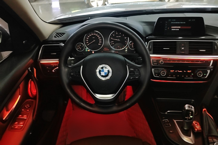 BMW 3 Series 2018 car image #11