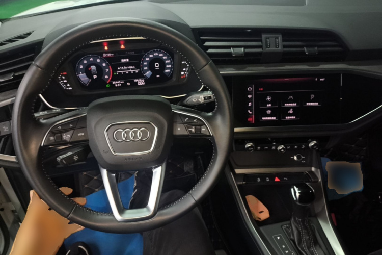 Audi Q3 2020 car image #10