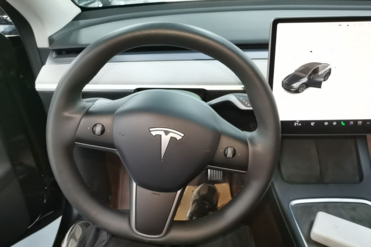 Tesla Model Y 2024 car image #11
