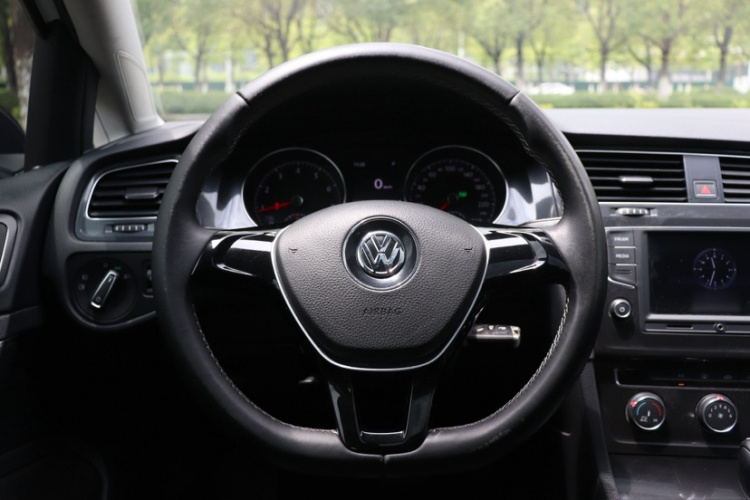 Volkswagen Golf 2017 car image #17