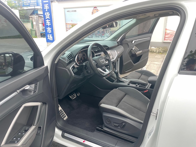 Audi Q3 2023 car image #5