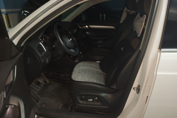 Audi Q3 2019 car image #17