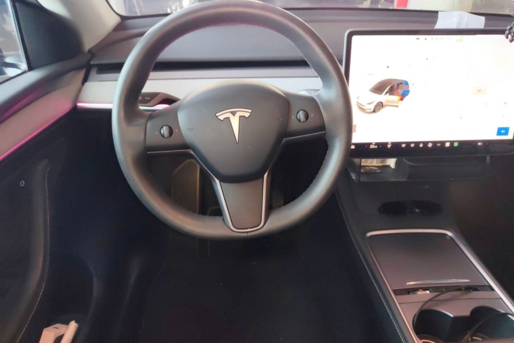 Tesla Model Y 2024 car image #11