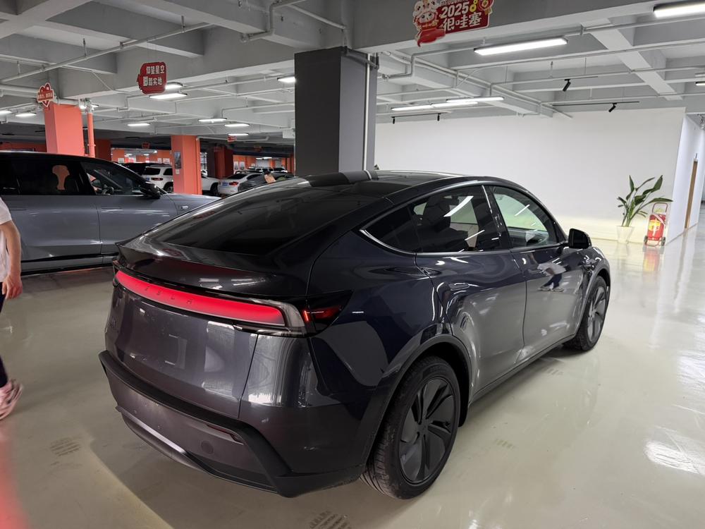 Tesla Model Y 2026 #6 Tesla Model Y 2026 car image #6