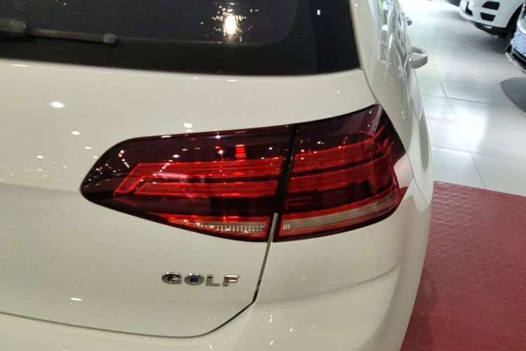 Volkswagen Golf 2018 car image #8