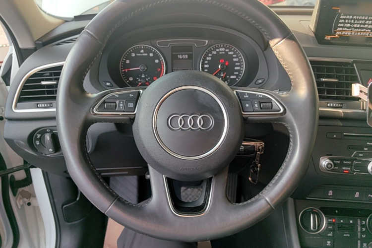 Audi Q3 2017 car image #11