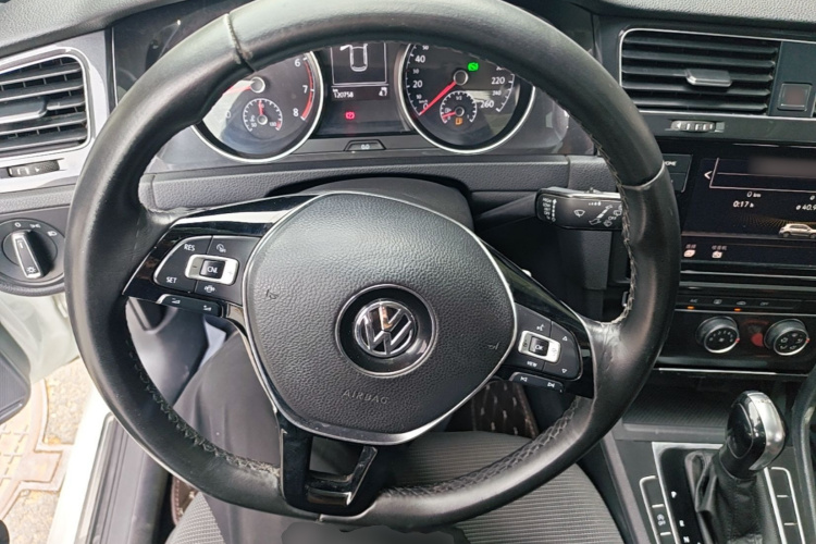 Volkswagen Golf 2018 car image #11