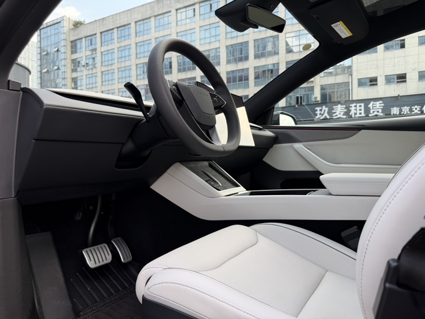 Tesla Model Y L 2026 #4 Tesla Model Y L 2026 car image #4