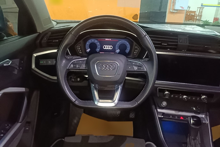 Audi Q3 2019 car image #11
