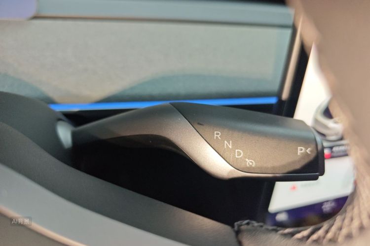 Tesla Model Y 2024 immagine di auto #16