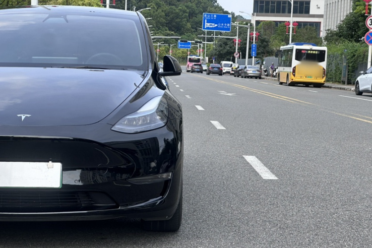 Tesla Model Y 2022 car image #25