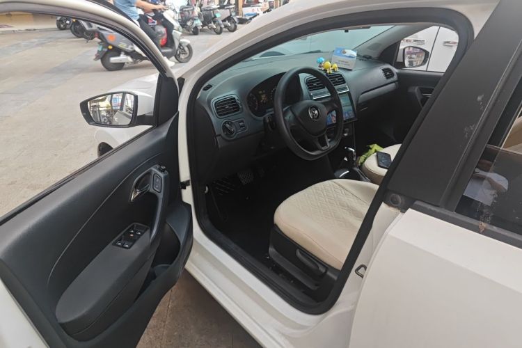 Volkswagen Polo 2016 car image #9