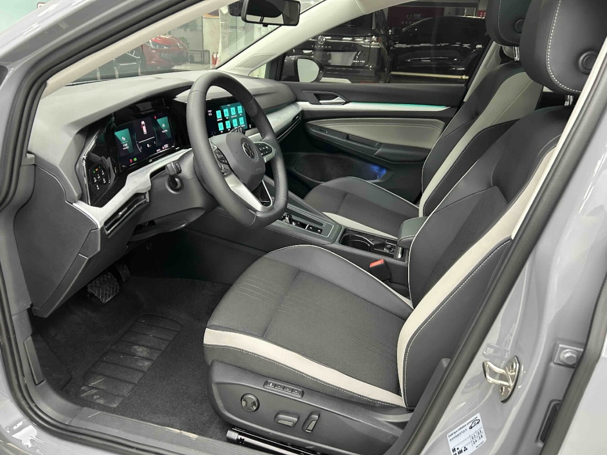 Volkswagen Golf 2023 car image #3