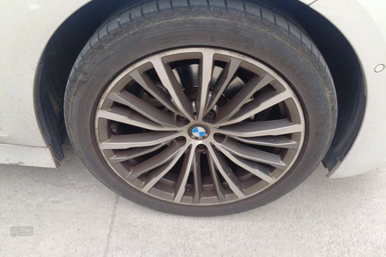 BMW 3 Series 2019 car image #9