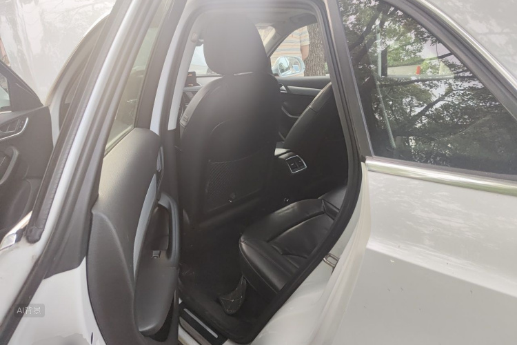Audi Q3 2016 car image #19