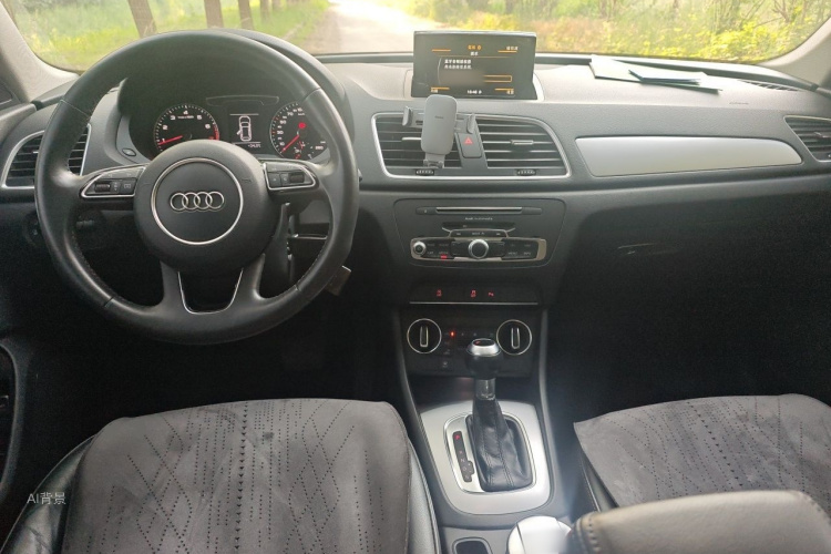 Audi Q3 2018 car image #11